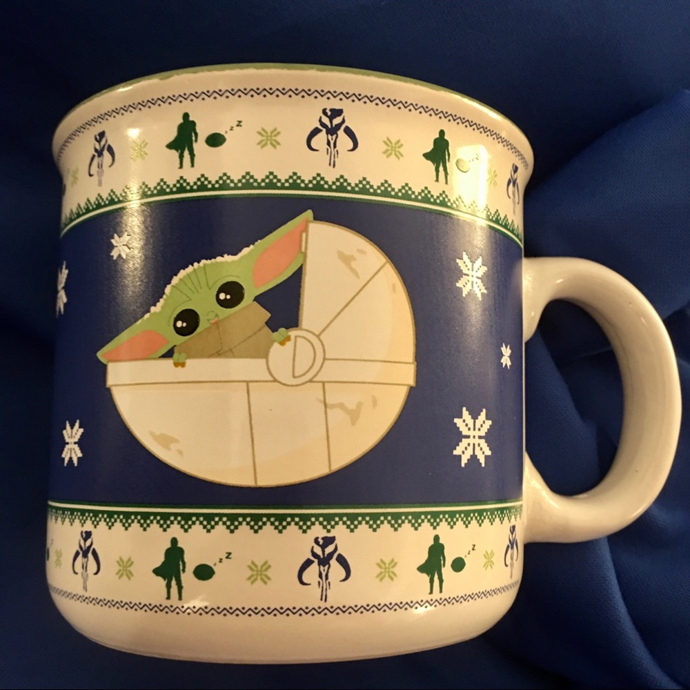 Grogu In Pod 20 oz ceramic mug. Grogu in pod on front; “STAR WARS” on black.